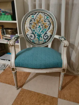 Conjunto Sillas Isabelinas Restaurada y otomán.