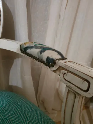 Conjunto Sillas Isabelinas Restaurada y otomán.