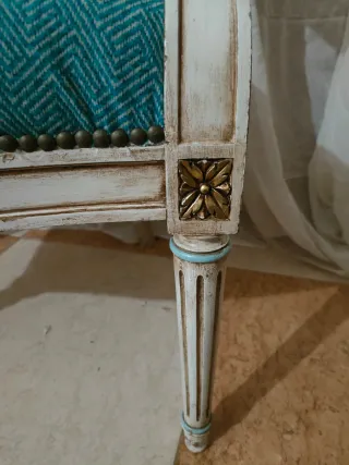 Conjunto Sillas Isabelinas Restaurada y otomán.