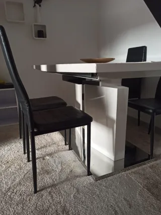 Mesa de comedor blanca  y 4 sillas negra