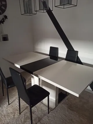 Mesa de comedor blanca  y 4 sillas negra