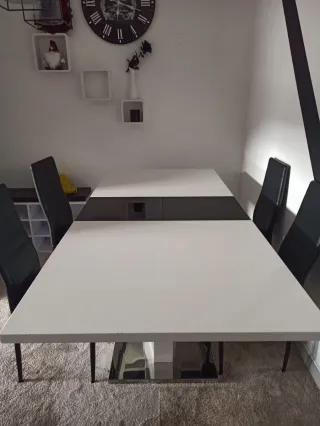 Mesa de comedor blanca  y 4 sillas negra