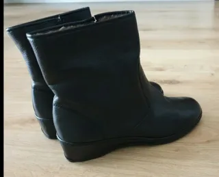 Stivaletti neri con pellicciotto