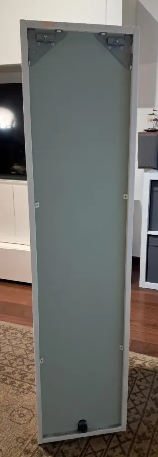 Armario de psred estrecho blanco para baño