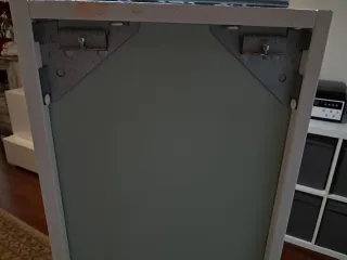 Armario de psred estrecho blanco para baño