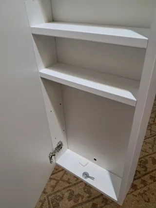 Armario de psred estrecho blanco para baño