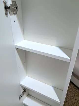 Armario de psred estrecho blanco para baño