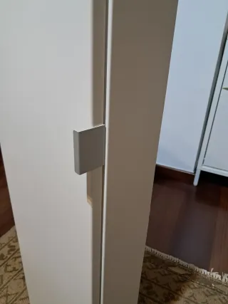 Armario de psred estrecho blanco para baño