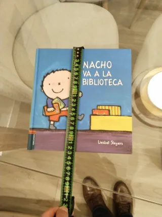 Nacho va a la biblioteca (Spanish Edition). Libro