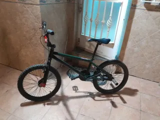 Bicicleta BMX verde y negra