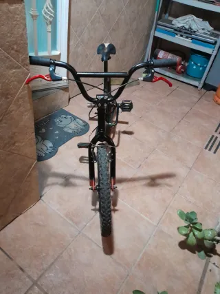 Bicicleta BMX verde y negra