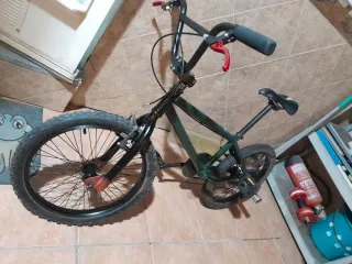 Bicicleta BMX verde y negra