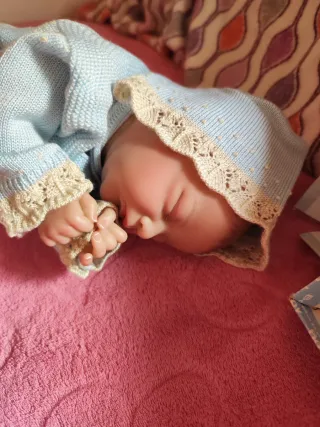 Muñeca Reborn Bebé iría con la ropa vestida derosa
