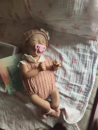 Muñeca Reborn Bebé iría con la ropa vestida derosa