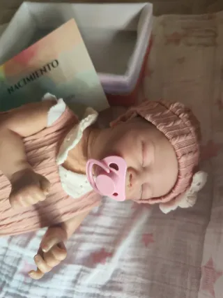 Muñeca Reborn Bebé iría con la ropa vestida derosa