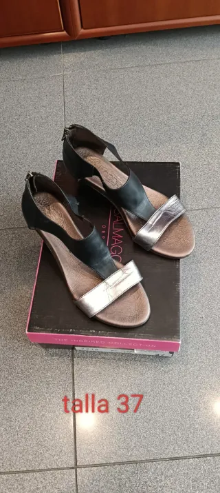 Sandalias de piel negras y plateadas