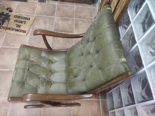 Butaca retro clásica de cuero y madera