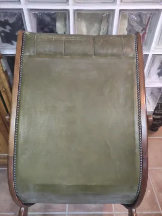 Butaca retro clásica de cuero y madera