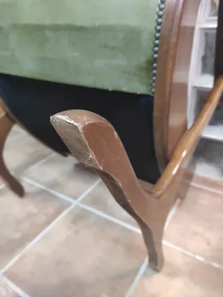 Butaca retro clásica de cuero y madera