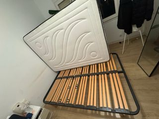 Colchón viscoelástico y somier de tablones