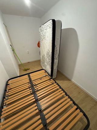 Colchón viscoelástico y somier de tablones