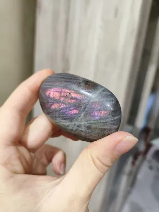 Pietra Labradorite levigata