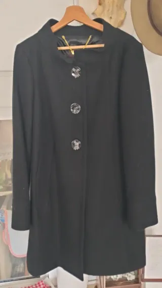 Abrigo negro ajustado mangas pegadas