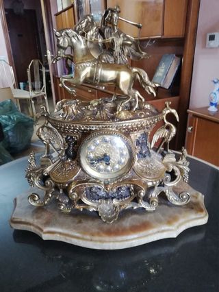 Reloj de mesa antiguo con  candelabros y lámpara
