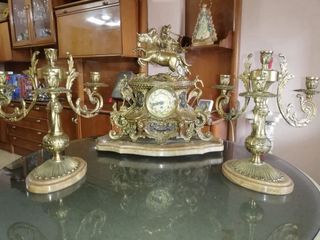 Reloj de mesa antiguo con  candelabros y lámpara