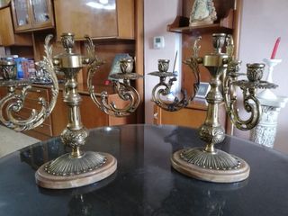 Reloj de mesa antiguo con  candelabros y lámpara
