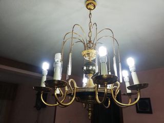 Reloj de mesa antiguo con  candelabros y lámpara