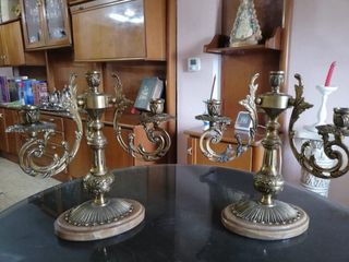 Reloj de mesa antiguo con  candelabros y lámpara