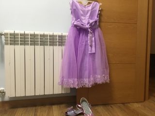 Vestido morado con rebeca y zapatos
