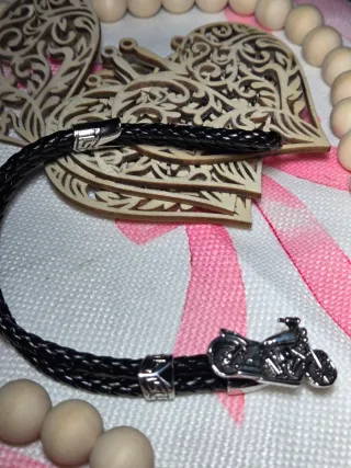 Pulsera de cuero con detalle de moto