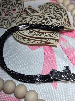 Pulsera de cuero con detalle de moto