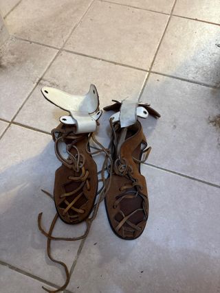 Sandalias de cuero marrón y blanco