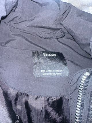 Plumífero negro con capucha