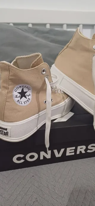 Converse Beige y Blancas