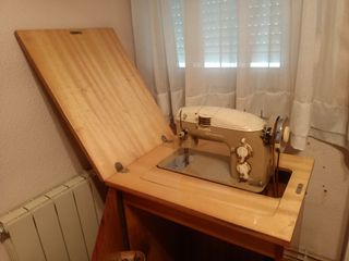 Máquina de coser Sigma con mueble