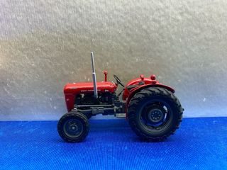 TRACTOR DE MINIATURA MASSEY FERGUSON 35X 1:43