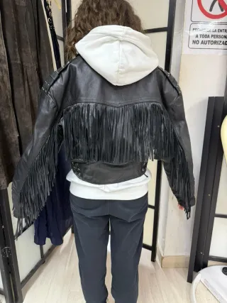 Chaqueta cuero flecos y tachuelas