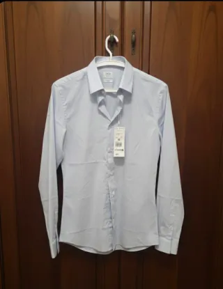 Camisa azul nueva con etiquetas