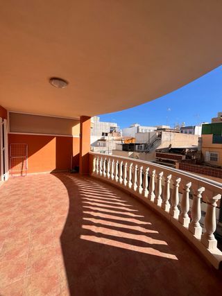 Alquiler habitacion doble con amplio balcon