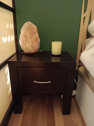 Mesita de noche de madera oscura