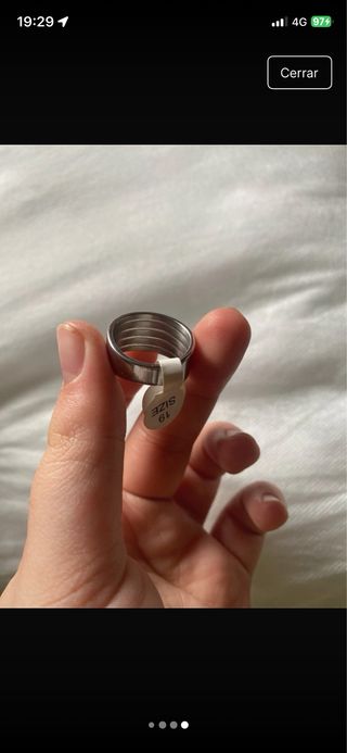 Anillo plateado con diseño de brillantes