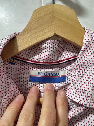 Camisa El Ganso Roja con puntos.