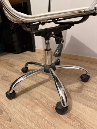 Silla de oficina blanca y plateada
