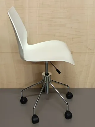 Silla Kartell Maui by Vico Magistretti con ruedas