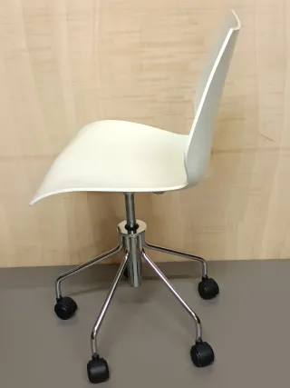 Silla Kartell Maui by Vico Magistretti con ruedas