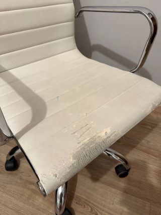 Silla de oficina blanca con detalles plateados